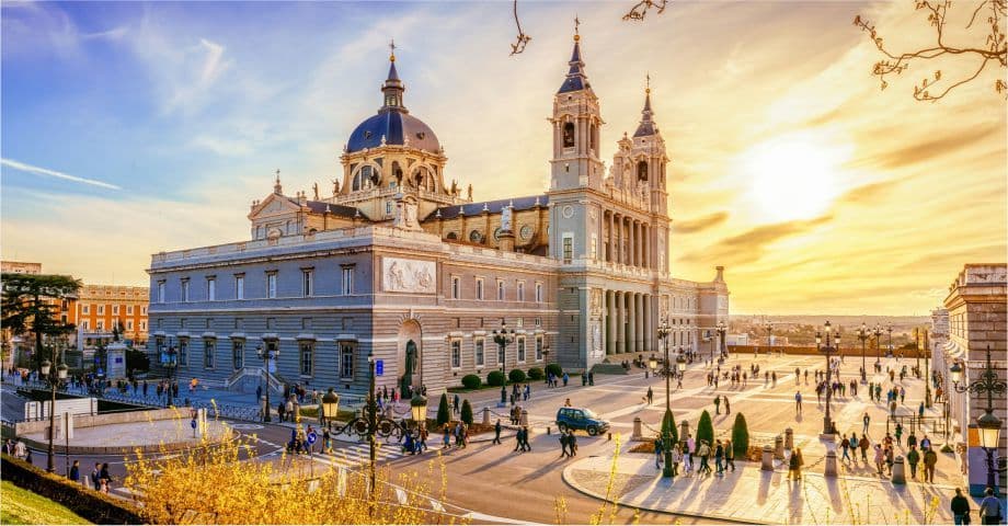 How to Move from the USA to Spain: The 2025 Ultimate Guide for Expats